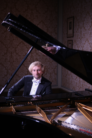 Ivo Kahánek / piano